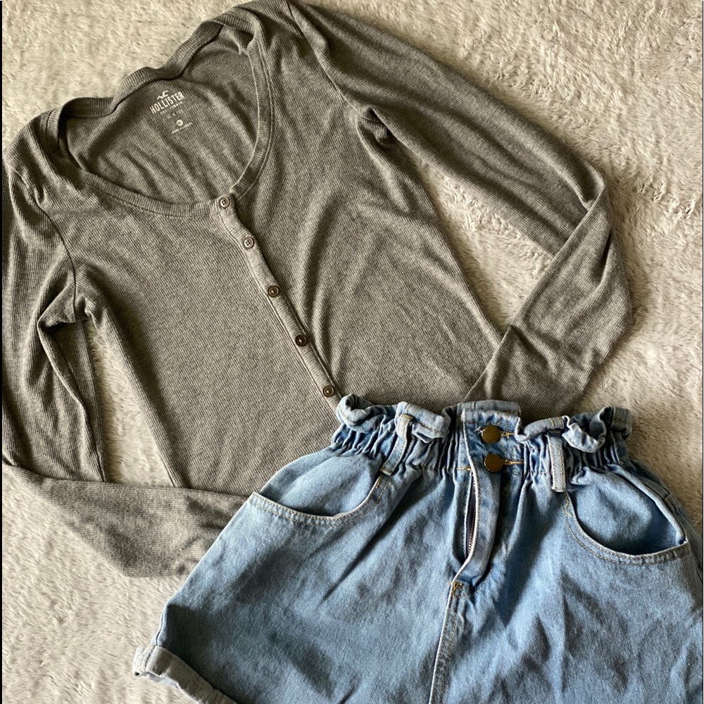 hollister buttoned down top ✰